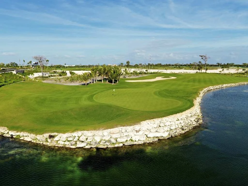 Iberostar Bávaro Golf Club · le green bordé d’un plan d’eau