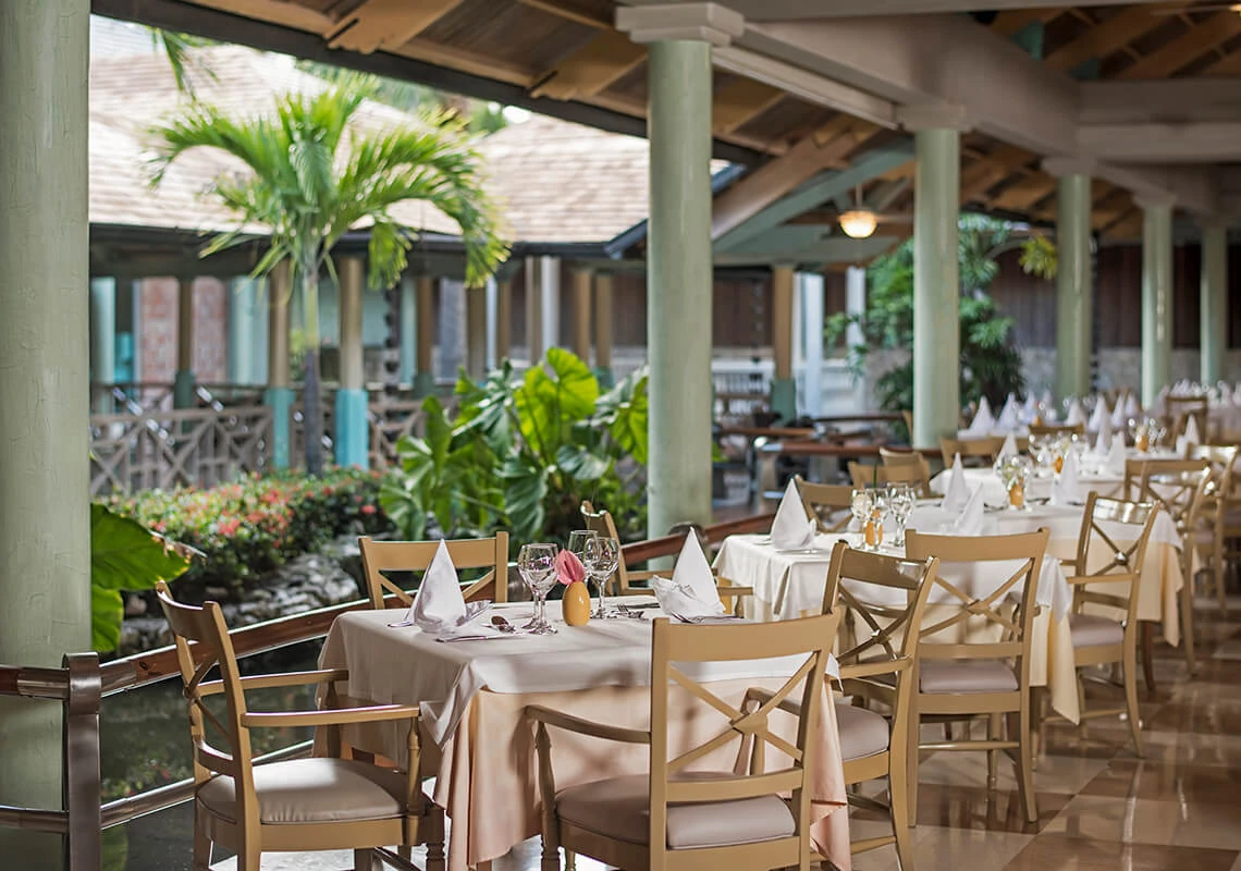 Iberostar Selection Bávaro Suites · restaurant ouvert sur les jardins
