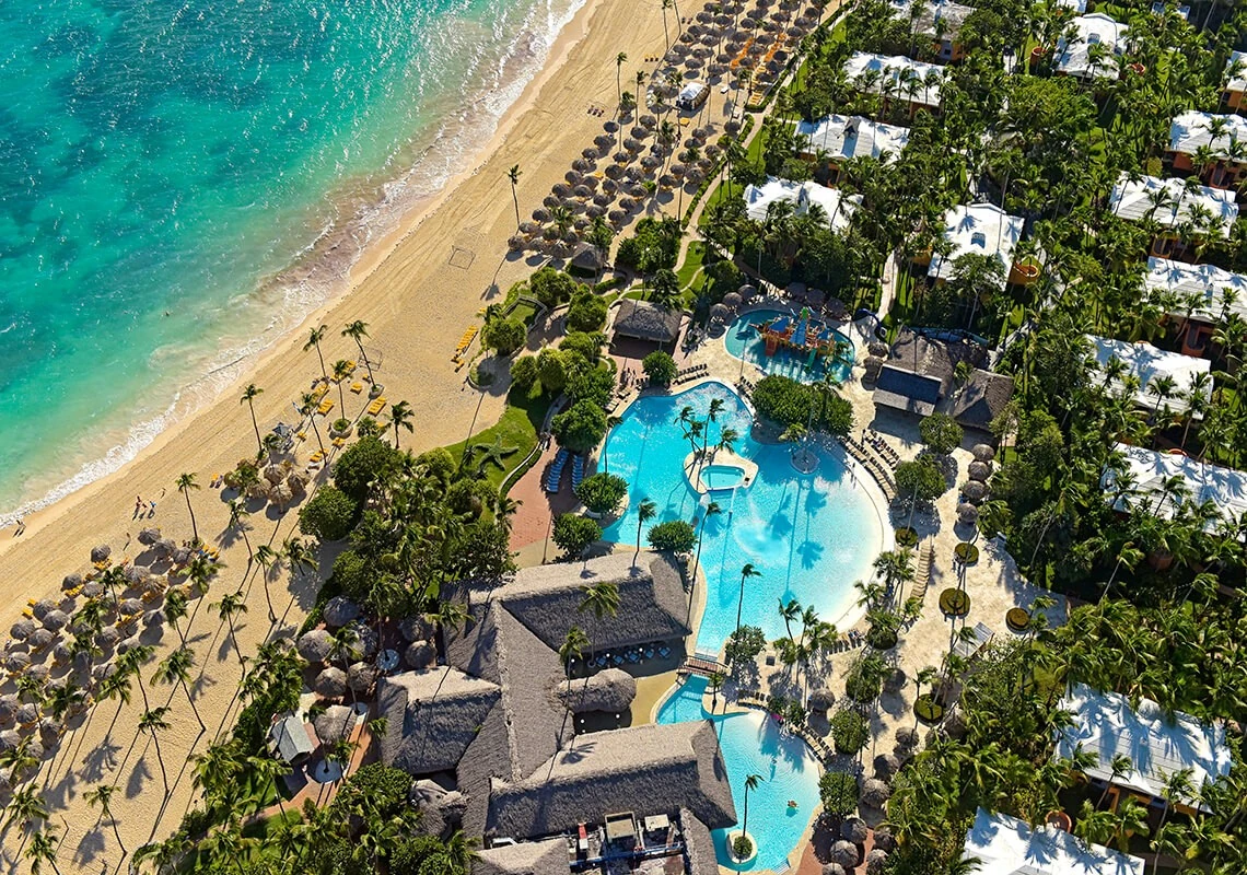Iberostar Selection Bávaro Suites · vue aérienne de la piscine et de la plage