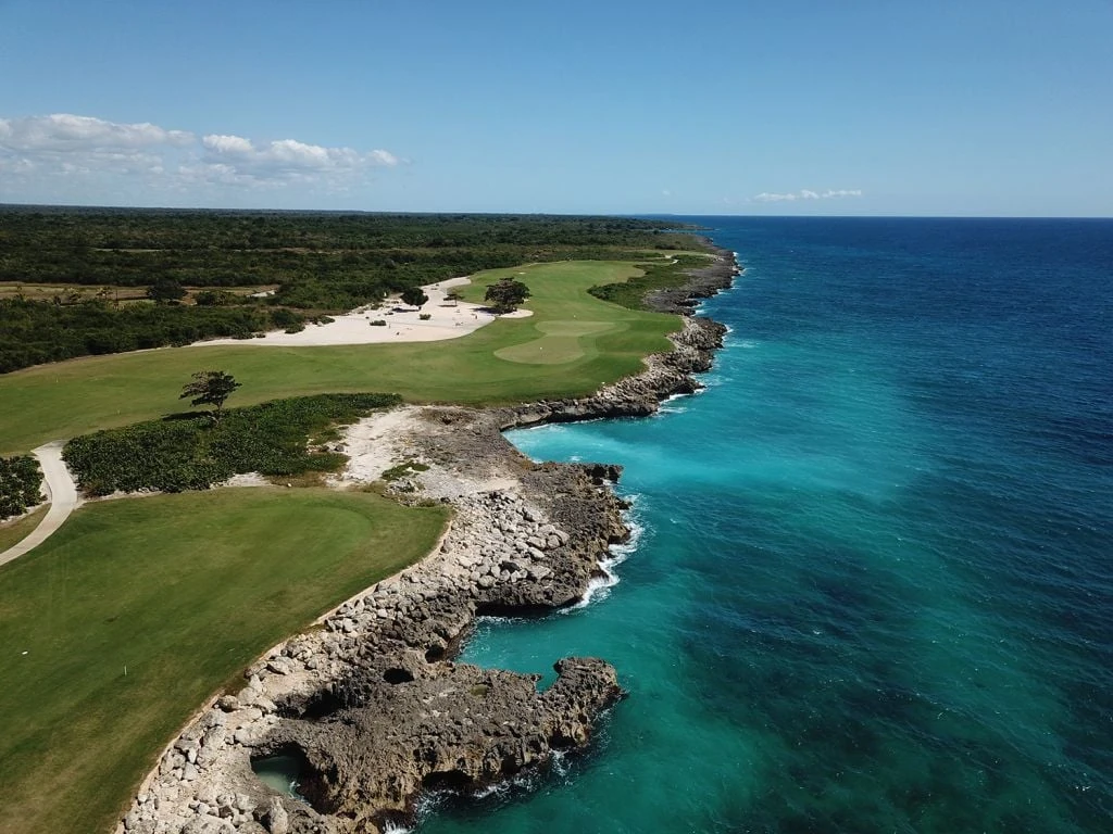 PGA Ocean’s 4 · vue aérienne du parcours et de la côte turquoise