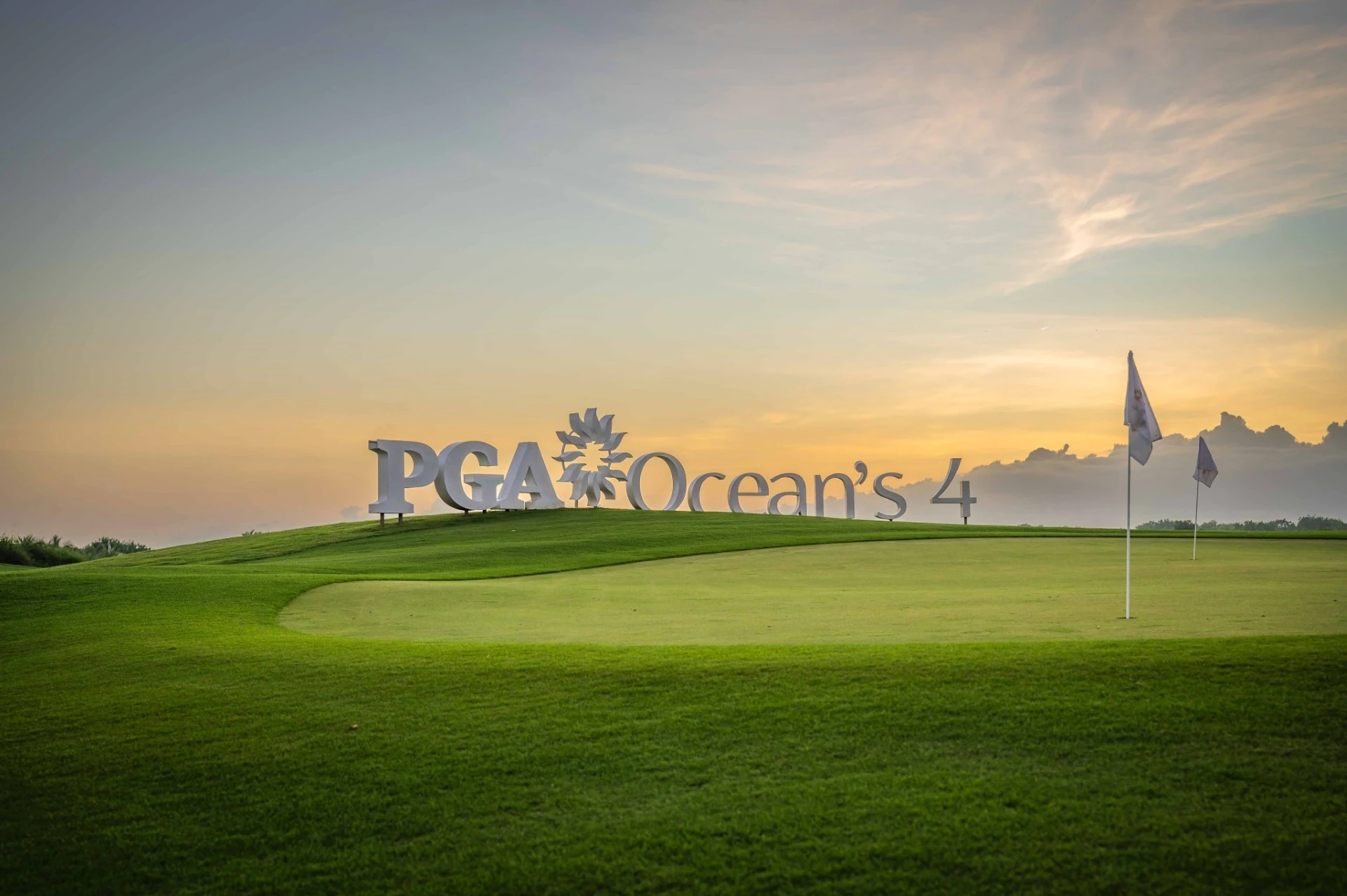 PGA Ocean’s 4 · l’enseigne et le green dans une lumière dorée
