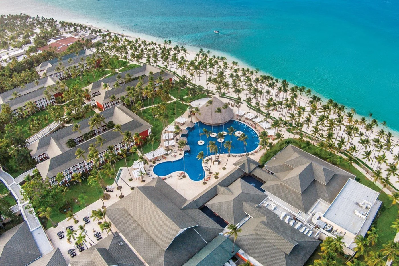 Barceló Bávaro Beach · vue aérienne de l’hôtel, de la piscine et de la plage