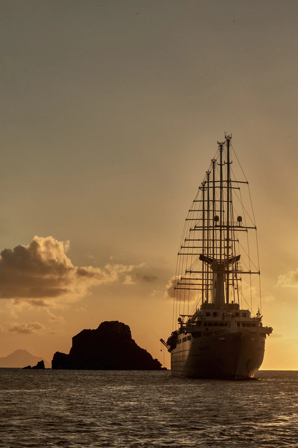 Club Med 2 · silhouette du yacht au coucher du soleil