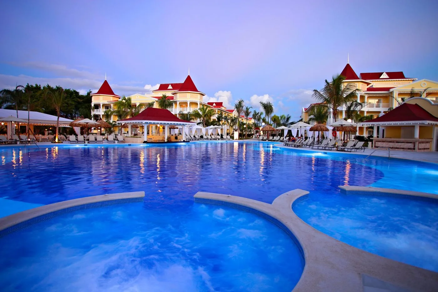 Bahia Principe Luxury Bouganville · la piscine à la tombée du jour